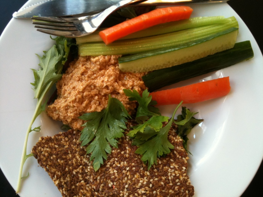 Hummus med raw brød og grøntsager